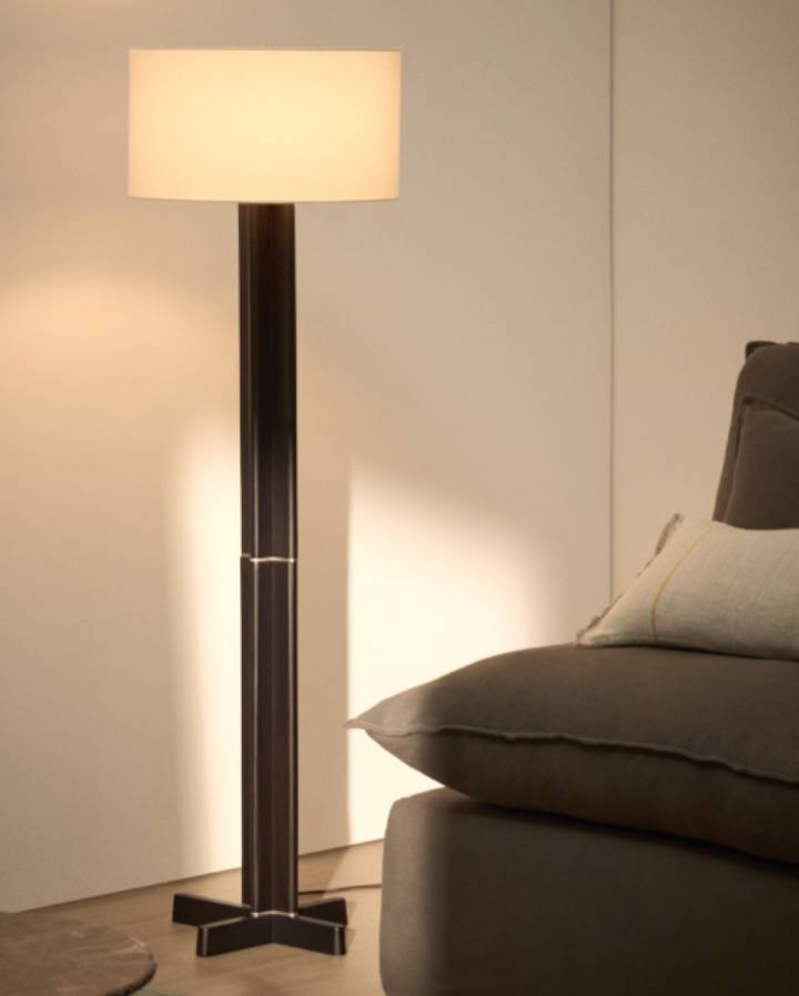 LAMPADAIRE NIANI EN BOIS D'HEVEA FINITION FONCEE ET ABAT-JOUR
