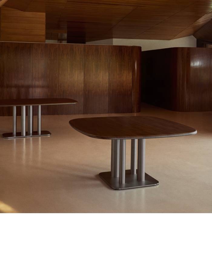 TABLE MELVAR EN PLACAGE DE NOYER  PIED AVEC BASE EN ACIER 121X121 CM